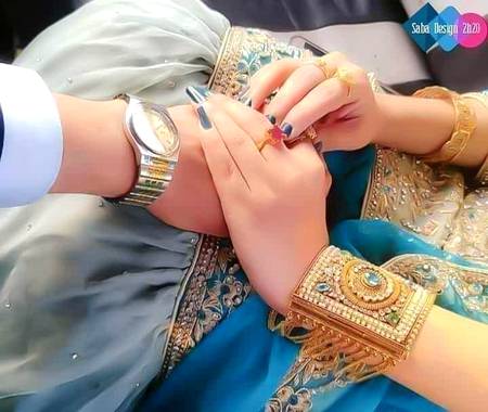 بدلتے لہجوں کے ساۓ میں بدلتی نہیں محبتیں ..!!
ہاتھوں میں ہاتھ ہوں تو لکیریں مل ہی جاتی
ہیں..!
🔥❤