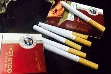 -"بڑی کثرت سے پیتا ہوں•🔥

 -"چائے،سگریٹ اور تیرا غم-"🚬