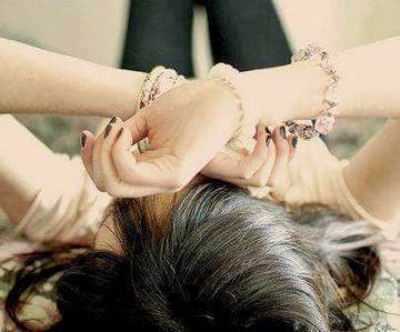 حادثے  سے  بڑا  سانحہ  یہ  ہوا...
لوگ ٹھہرے نہیں حادثہ دیکھ کر...