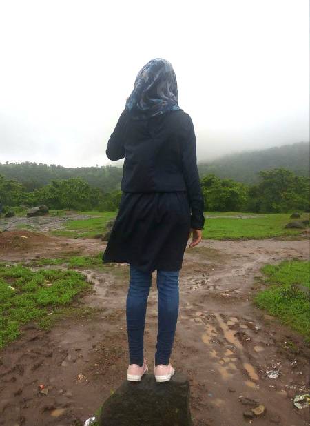 نہیں چاہئے جو میری قسمت میں نہیں
بھیک مانگ کر جینا میری فطرت میں نہیں