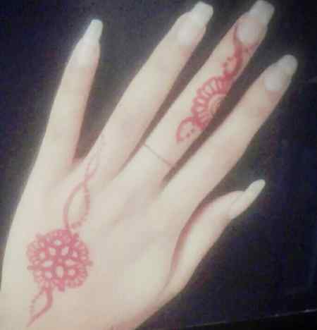 Kesi h mehndi .....thori c hi bchi thi chain ni mil rha tha