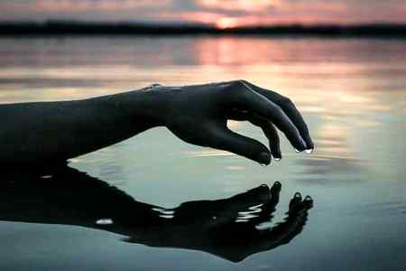 لفظ بدکردار جب بھی آتا ھے 90 فیصد لوگوں کو عورت کا خیال آتا ھے بس اتنے ہی اعلیٰ ظرف اور اہل علم ھوے ھم