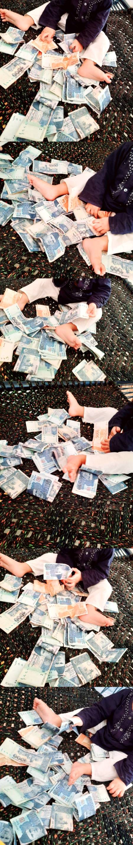 میرا شہزادہ پیسوں سے کھیلتے ہوئے۔۔۔۔