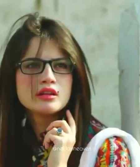 چھوڑو پائل کو   بھی,کنگن کو بھی,   چوڑی کو بھی
کچھ تذکرہ کرتے ہیں ان کے ہونٹ پہ تل کا