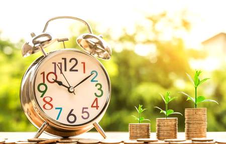 *❣️🍁🙃❣️🍁🙃🍁❣️گھڑی میں تین سُوئیاں ہوتی ہیں جن میں ایک سُوئی "سیکنڈ والی سُوئی" کے نام سے مشہور ہے...!*
*یہ سیکنڈ والی سُوئی اپنا وجود تو رکھتی ہے پر اِسکا ذِکر نہیں کِیا جاتا...!*
*سب یہی کہتے ہیں 2 بج کر 10 منٹ ہو گئے ہیں کبھی کِسی نے یُوں نہیں کہا 2 بج کر 10 منٹ اور 20 سیکنڈ ہو گئے ہیں...!*

*جبکہ یہ "سیکنڈ والی سُوئی" باقی دونوں سُوئیوں سے زیادہ محنت و مشقت کرتی ہے اور اُن دونوں کی آگے بڑھنے میں بھی مدد کرتی ہے...!* 
*ہماری زندگی میں بھی بہت سے لوگ اِسی سیکنڈ والی سُوئی کی مانند ہوتے ہیں جن کا ذِکر تو کہیں نہیں ہوتا لیکن ہمارے آگے بڑھنے میں اُنکا اہم کِردار ضرور ہوتا ہے...!*
*اِن اپنوں کی دِل سے قدر کیجيے۔