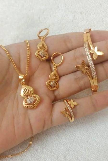 اگر رک جائے میری دھڑکن__تو موت نا سمجھنا!,


کئی بار ایسا ہوا ہے تجھے یاد کرتے کرتے...!