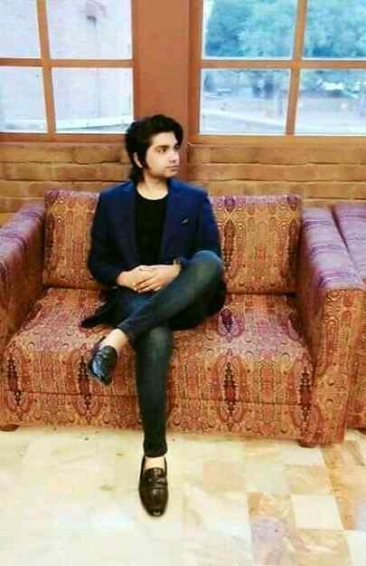 KuCh Log BarI AkAr DekHany Lage HeIn Aj KaL .l5