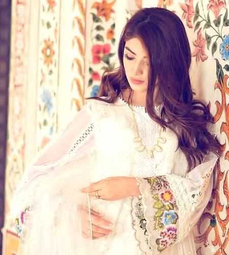 وجود جتنا بھی حسِــــــین ہو✌️
کِــــــردار_بـَـــازی لـــے جاتا ہـــے صاحب‼️💯