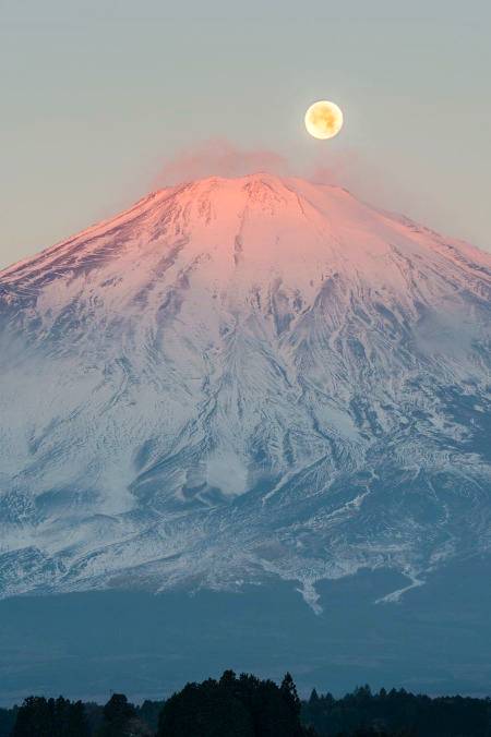 Red fuji and full mooon🔥🔥