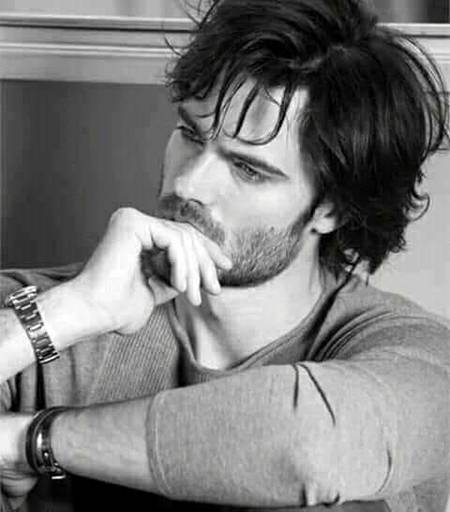 ﮐﺴﯽ ﺩﻥ ﺯﻧﺪﮔﯽ ﻣﯿﮟ ﮐﺮﺷﻤﮧ ﮐﯿﻮﮞ ﻧﮩﯿﮟ ﮨﻮﺗﺎ
ﻣﯿﮟ ﮨﺮ ﺩﻥ ﺟﺎﮒ ﺗﻮ ﺟﺎﺗﺎ ﮨﻮﮞ ﺯﻧﺪﮦ ﮐﯿﻮﮞ ﻧﮩﯿﮟ ﮨﻮﺗﺎ