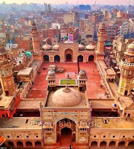 جسم نے اپنی عمر گزاری پنجاب کے ریگستانوں میں
دل کمبخت بڑا ضدی تھا آخر تک لاہور رہا