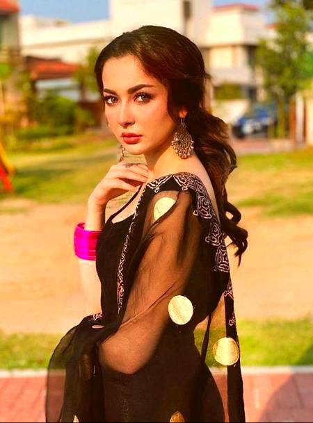 Hania Amir in black 🖤