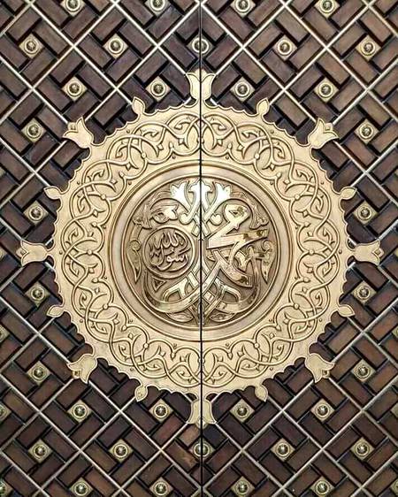 *The beautiful design on the doors of the Prophet's Mosque in Madinah. It says "Muhammad is the messenger of Allah".💟*