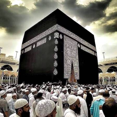 لوگ خوش ہیں اسے دے دے کر عبادت کے فریب
وہ مگر خوب سمجھتا ہے_ خدا ہے وہ بھی...😓😓