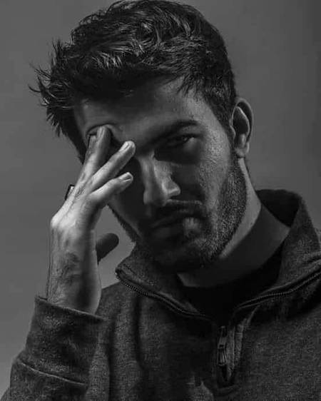 میں تیرے بغیر یہ وزن اٹھا نہیں پایا
نوچ کے پھینک آیا ہوں چہرے سے ہنسی 💔