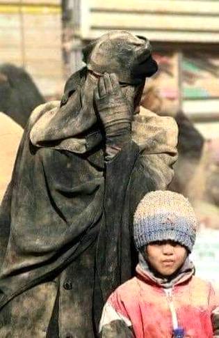 ٹک ٹاک میں چند ٹکوں کے عوض نقاب و حجاب کھولنے والیوں کے لئے اس تصویر میں سبق ہے کہ گھر بار لٹ گیا لیکن حوا کی بیٹی نے اپنے نقاب اترنے نہ دیا.
