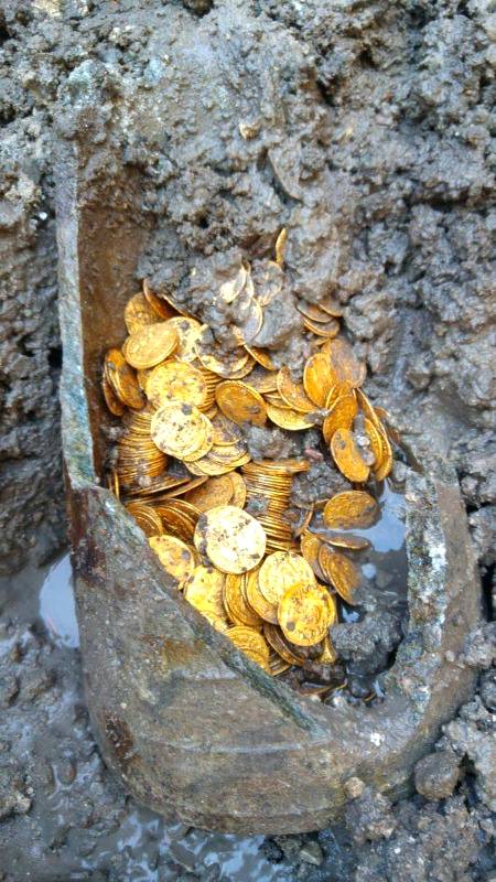 An amphora filled with gold coins was discovered in combo ltaly