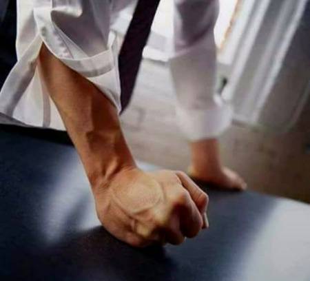 ﮐﭽﮫ ﺍﭘﻨﯽ ﻃﺒﯿﻌﺖ ﮐﻮ ﺑﮭﯽ ﺭﺍﺣﺖ ﻧﮩﯿﮟ ﺑﮭﺎﺗﯽ
ﺳﺐ ﮐﻮ ﻭﻗﺖ ﺑﮭﯽ ﺩﯾﺘﺎ ﮨﮯ ﺍﺫﯾﺖ ﺑﮭﯽ ﺩﯾﺘﺎ ﮨﮯ