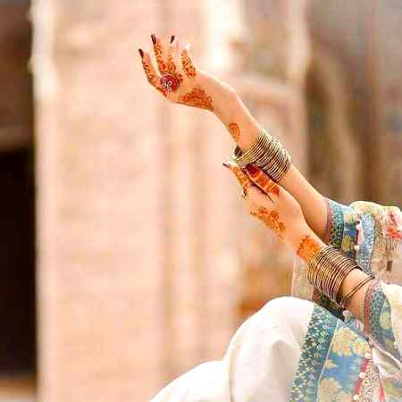 یہ چوڑیاں، یہ کنگھن، یہ جھمکا، یہ مہندی
سنگھار تو میرے ہیں مگر طلبگار تیرے ہیں