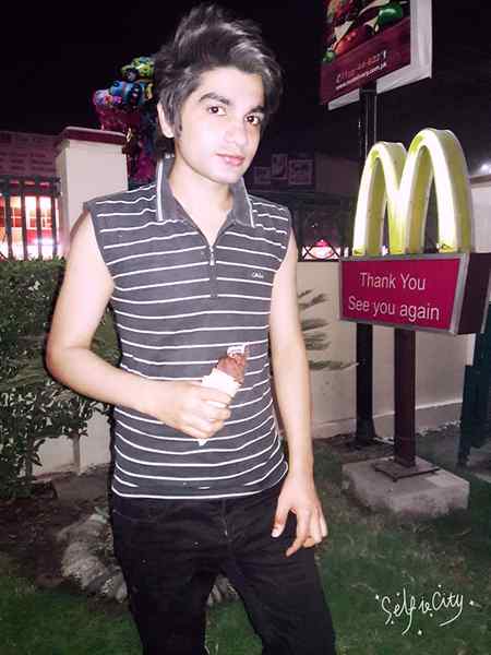 Dil de dyA hn Iccrem nahi deangy 😋😋😋😋