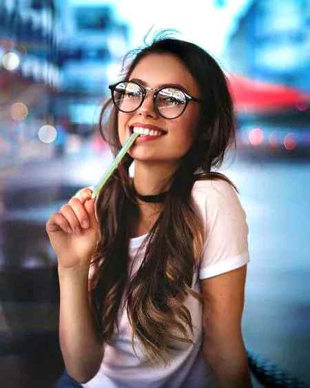 اپنے سر سے وار کر پھینک دیتی  ہوں اُنہیں 
جنہیں گمان ہے کے اُن کے بغیر جی نہیں سکتی  🔥

💕