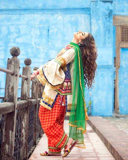 دوستو کا انتخاب بہت سوچ سمجھ کر کیا کرو 
کیونکہ اصل میں تم اپنے جنازے کی پہلی صف کا انتخاب کر رہے ہوتے ہو 🥀🤍💖💖
رومیو🔥