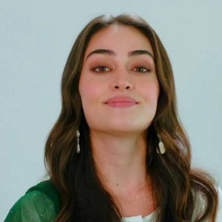 Esra Bilgic wore a white and green coloured gorgeous shalwar kameez and she recorded a video message.
In her video, she said, “I am Esra Bilgic and on 14th August, I would like to personally wish you all happy Independence day from myself. Pakistan Zindabad!”