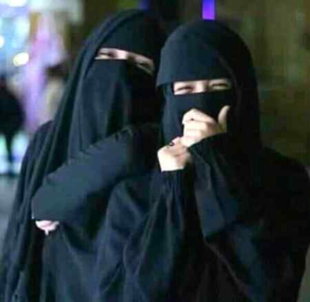 وہ لڑکیاں جو پردہ کرتی ہیں.
وہ جاہل نہیں بلکہ جنت کی وارث اور اسلام کی شہزادیاں ہیں🌸💐۔