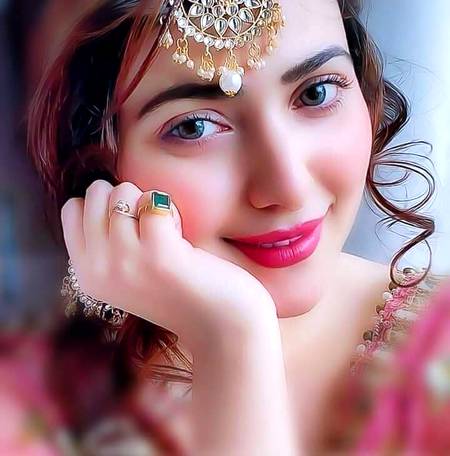کچھ نہ کچھ تو اہل دل کے واسطے مرغوب ہو
شاعری اچھی نہ ہو تو شاعرہ ہی خوب ہو