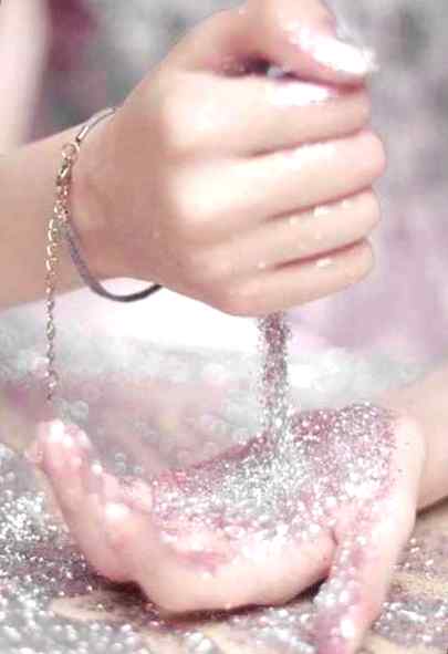 ہم perfect نہیں ہوتے۔

ایک طرف ہم کسی کی بہترین یاد ہوتے ہیں

تو دوسری طرف کوئی ہمارا نام لینا بھی گوارا نہیں کرتا۔

کوئی ہماری قربت کیلیئے ترستا ہے تو کوئی ہمارے سائے سے بھی نفرت کرتا ہے۔

کوئی بھی انسان صرف اچھا یا برا نہیں ہوتا
ہم کسی کیلیئے مثال
اور کسی کیلیئے سبق ہوتے ہیں