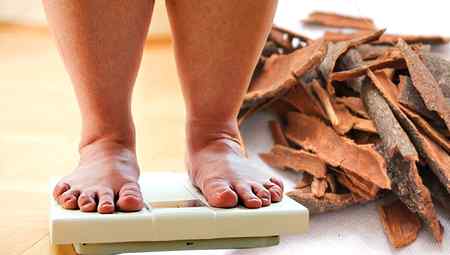 دار چینی کو دن میں کتنی مرتبہ اور کیسے استعمال کرنے سے چند دن میں جسم کی چربی ختم ہونے لگتی ہے؟



دار چینی ذائقہ دار مصالحہ ہی نہیں بلکہ ایک فائدہ مند دوا ہے ۔ اور ایسے لوگ جن کا وزن کسی بھی چیز سے کم نہیں ہوتا اور نہ چربی گھٹتی ہےان کے لئے یہ واقعی کار آمد ہے۔بس شرطیکہ استعمال کرنے کا صحیح طریقہ معلوم ہونا چاہئیے۔ دن میں کتنی بار استعمال کریں: • غذائی ماہرین کہتے ہیں کہ دار چینی کو دن میں صرف ایک مرتبہ استعمال کریں، اس سے زیادہ استعمال نہ کریں کیونکہ اس کی تاثیر گرم ہوتی ہے۔ کیسے استعمال کریں: • دار چینی کا ایک انچ کا ٹکڑا لیں اور اس کوابلتے ہوئے پانی میں ڈالیں اور دو منٹ پکائو دینے کے بعد فوراً پی لیں۔ کب پیئیں؟ • صبح نہار منہ دار چینی کو پینا سب سے زیادہ جلدی وزن کم کرنے میں مدد دیتا ہے، اور کولیسٹرول بھی نارمل رکھتا ہے۔