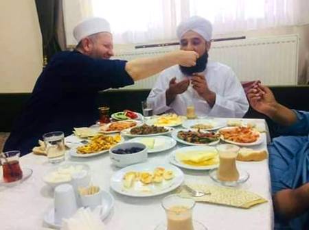 ترکی کے معروف عالم دین پیرزادہ محمد رضا ثاقب مصطفائی صاحب کو پیار سے کھانا کھلاتے ہوئے اللہ پاک یہ محبتیں ہمیشہ سلامت رکھے۔آمین❤