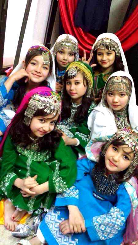 Ye kia msla hai ke larkeyo k pic me ... shalwar ni hti to kesi ki qames .. .u sar e aam nangi hukar q ni ati taky ina ka shuq b pura hujai ora dunya ka b .... larkia to chaadr me pardy me ache lgti hai