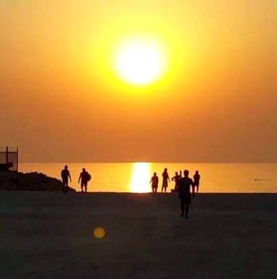 یقین جانیے، آپ کی زندگی میں ابھی بہت سے خوشگوار لمحات آنے والے ہیں۔ یقین کیجیے، مشکل کیساتھ آسانی بھی رکھی گئی ہے۔ آج جسے آپ اپنی تباہی سمجھ رہے ہیں کل چند سالوں بعد آپ یہ سوچ کر مسکرائیں گے کہ وہ تباہی کتنا بڑا سکون لے کر آئی آپکی زندگی میں۔ 
ہمت مت ہاریے۔ اللہ پر توکل رکھیے اور ایک نئے دن کا آغاز، ایک نئی امنگ کیساتھ کیجیے۔ ان شاء اللہ سب بہترین ہو گا۔ آپ کا سورج بھی چڑھے گا اور دنیا دیکھتی کی دیکھتی رہ جائیگی۔ 
مسکرائیے۔۔۔۔ کیونکہ رونے سے کبھی مسئلے حل نہیں ہوئے۔