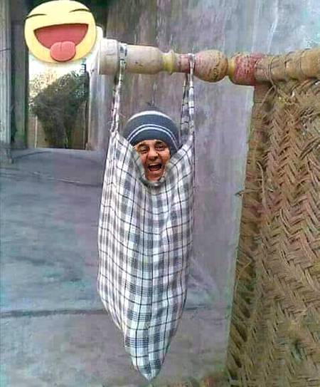 سمندر کو کوزے میں بند کرنا تو سنا ہوگا
اب پیش خدمت ہےبندر کو موزے میں بند۔۔
ساڈی سائنس ساڈی مرضی