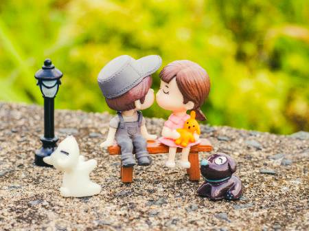 محبت ایسا منفرد کھیل ہے 
 جو سیکھ جاتا ہے وہی ہار جاتا ہے