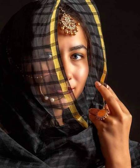 دیکھنے آ گئ ہے وہ مجھ کو۔۔۔
یعنی  تعویذ  کام  کر  رہا ہے