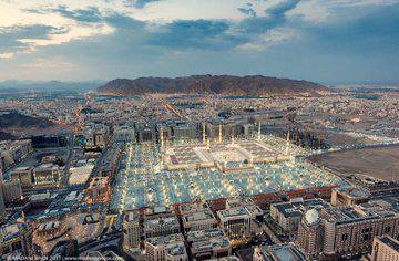 مسجد نبویﷺ کا منظر ۔ تصویر میں احد پہاڑ نمایاں ہے کہ جس کے بارے میں آقا ﷺنے فرمایا:

 احد وہ پہاڑ ہے جو ہم سے محبت رکھتا ہے اور ہم اس سے محبت رکھتے ہیں۔  

(صحیح بخاری، ۱۴۸۲)