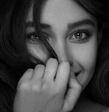 چاند مکمل دیکھا جو
ایک ادھوری لڑکی نے
جانے دل میں کیا سمائی
یک دم آنکھیں بھر آئیں