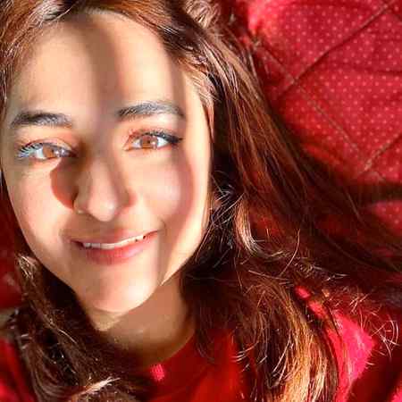 ہونٹوں کی ہنسی کو نہ سمجھ حقیقت زندگی۔۔۔ 

دل میں اتر کے دیکھ کتنے ٹوٹے ہوئے ہے ہم .....💔💔