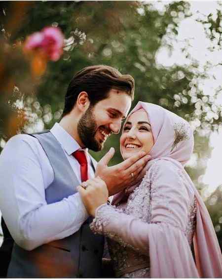 محبت ہاتھ میں پہنی ہوئی چوڑی کی مانند ہے 
سنورتی ہے کھنکتی ہے کھنک کر ٹوٹ جاتی ہے۔