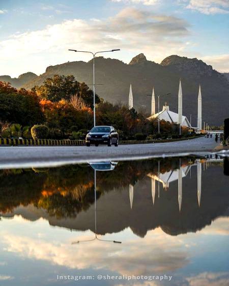 The old and the new iconic structures of Islamabad; Faisal Mosque and the Centaurus. 💚