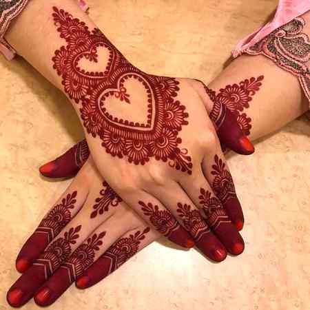 Mahndi kis nay lagwai Hy..