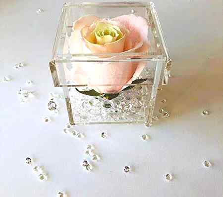 *ہمارے ہاتھوں سے موتی بڪھر جائیں تو انہیں سمیٹنا آسان ہے...!*

*مگر ہمارے الفاظ سے ڪسی ڪی ذات بڪھر جائے تو اس ڪا سنبھلنا بہت مشڪل ہوتا...!*

*بولنے سے پہلے اس چیز کا خیال کیجئے...!*