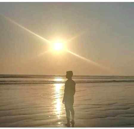 تجھ سے ملنا ہو یا خود سے دونوں ہی آسان نہیں ہیں
راہیں لمبی ہو جاتی ہیں، جیون چھوٹا پڑ جاتا