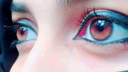 نیند سے کیا شکوہ کروں میں 
قصور تو اس چہرے کا ہے جو مجھے سونے نہیں دیتا۔