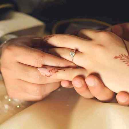 اجازت ہو تو قید کر لوں💖😉

تیری انگلی کو محبت کی انگھوٹھی میں
❤❤