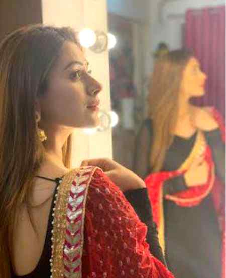 میں بتاؤں نشانی وفادار عورت کی
وہ تم سے وقت مانگے گی دولت نہیں
Nimmi