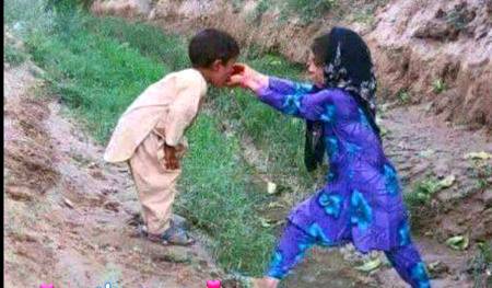 چي د ژوند د مینې کور ده هغه ورور ده .
چي د هــر زړګـي ټــکور ده هغه ورور ده
.
چی خوښي او خوشحال بښي هر زړه ته.
چی د ګل پشان سمسور ده هغه ورور ده
.
هـر یـو ناز بــه یـې اسماء۰خوستي منمه .
چـي د زړه مي اباد کـور ده هغه ورور ده