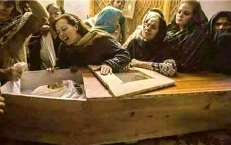 ﻣﯿﺮﮮﻣﺮﻧﮯ ﺳﮯ ﭘﮩﻠﮯ  ﻣﺠﮭﮯ ﺩﯾﮑﮫ ﮐﺮ ﺭﻭﻟﮯ ﺗﻮ ﺑﮩﺘﺮ ﮨﮯ
ﻣﯿﮟ ﻧﮯ ﻭﺻﯿﺖ ﮐﯽ ﮨﮯ  ﺗﺠﮭﮯ ﻣﯿﺮﺍ ﺁﺧﺮﯼ ﺩﯾﺪﺍﺭ ﻧﺼﯿﺐ ﻧﮧ ﮨﻮ